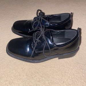 Black patent leather Oxford boys shoes (ages 5/6) size 13. Worn once.